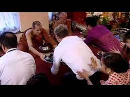 He gets help from head chef at the blue elephant restaurant. Buddhist Monks Sample Ramsay S Pad Thai The F Word With Foxy Games Youtube