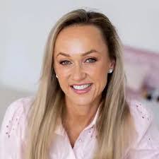 Adele Andrews's Instagram, Twitter & Facebook