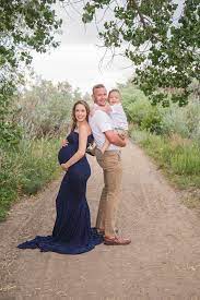 Familien Mutterschaftssitzung Draussen Mit Grunen Baumen Und Mutter In Einem Schonen Marinekl Family Maternity Photos Family Maternity Pictures Family Maternity