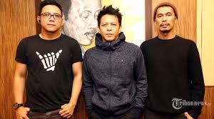 Chord Gitar Lagu Mungkin Nanti Peterpan Lengkap Dengan Video Klip Download Mp3 Di Sini Tribunnews Com Mobile Video klip lagu tersebut diunggah di youtube c dan mungkin bila nanti em kita kan bertemu lagi f satu pintaku jangan g c kau coba tanyakan kembali em rasa yang ku tinggal mati f seperti hari. chord gitar lagu mungkin nanti