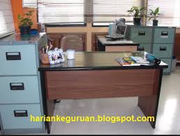 Berikut beberapa tips mendesain ruang kantor yang sempit yang bisa anda praktikkan agar atmosfer kerja makin kondusif. Tips Menata Meja Kerja Guru Harian Keguruan