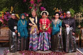 Kain sarung bugis dengan motif moppang digunakan hanya saat melakukan hubungan intim dan sangat tabu jika digunakan di luar rumah baik oleh wanita atau pria. 5 Fakta Unik Lipa Sabbe Sarung Khas Bugis Ada Sarung Untuk Bersenggama
