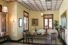 Desain interior ruang tamu dengan warna cat yang bagus dan sofa modern disertai lampu ruang tamu modern. 9 Gaya Interior Ruang Tamu Terfavorit Keluarga