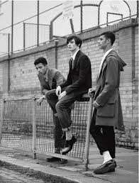 Police confiscating belts, braces n laces, in southend, 1970. Estetica Suedehead Recuperando La Cultura Mod Viste La Calle