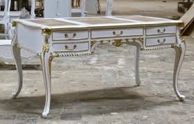 Die stücke, die an das mobiliar eines palastes oder schloss erinnern, entführen sie in eine märchenhafte, zurückliegende epoche. Barock Schreibtisch French Louis Xiv Weiss Mit Gold Dekor Schreibtische Sekretare Onlineshop Repro Antik Design