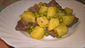 Rompete le uova in una fondina e sbattetele con il latte, il parmigiano grattugiato, una presa di sale e una macinata di pepe. Spezzatino Con Patate E Piselli Youtube