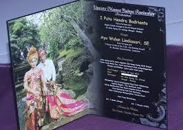 1.1 contoh kartu undangan pernikahan simpel dengan corak undangan didominasi warna putih 1.11 contoh tema undangan pernikahan religi muslim 16 Contoh Surat Undangan Pernikahan Kartu Undangan Contoh Surat