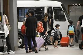 卑路乍灣臨時巴士總站（belcher bay temporary bus terminus，城巴新巴地點代號為beb，員工內部日常溝通則稱之為「乍灣」），位於港島中西區堅尼地城城西道近堅彌地城新海旁交界處以北，卑路乍灣海旁港島臨時政府撥地第1272號，即堅尼地城消防局. Yzfddz49fpkjvm