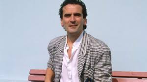 Sono solo alcuni degli indimenticabili tormentoni lanciati da non ci resta che piangere, scritto, diretto e intepretato da roberto benigni una diversità caratteriale e interpretativa che i due interpreti riuscirono a portare in dote anche ai protagonisti di non ci resta che piangere: Z8fq6blx Ch8 M