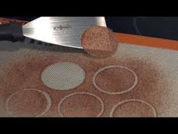 Tuiles Croustillantes Au Caramel Youtube Food Garnishes Food Plating Molecular Gastronomy