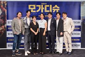 대한민국이 un가입을 위해 동분서주하던 시기 1991년 소말리아의 수도 모가디슈에서는 일촉즉발의 내전이 일어난다. Rjnugz6d9xfadm