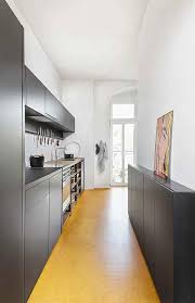 10 Cuisines Couloirs Qui Font Envie Cuisine De Petit Appartement Cuisine Appartement Cuisine Couloir