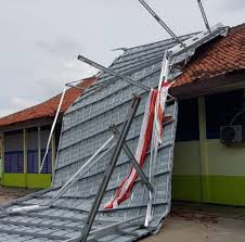 Bigo live cwe hot terbaru 2020 auto tegang bikin merinding03:41. Dihantam Puting Beliung Bangunan Smp Negeri 2 Ciruas Hancur Bantennews Co Id Berita Banten Hari Ini