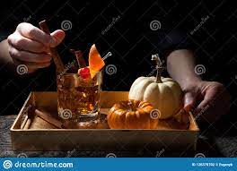 Fall Getranke In Der Bar Altmodisches Whisky Cocktail Stockfoto Bild Von Glas Dekoration 126370702