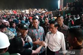 Maybe you would like to learn more about one of these? Jokowi Turun Panggung Salami Penonton Konser Musik Untuk Republik Antara News