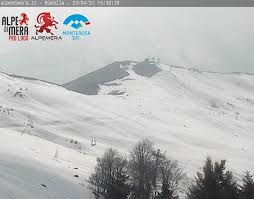 Bilder fra webcammet i alpe di mera oppdateres direkte fra skistedet, og gir bilder av forholdene i bakkene, ved alpinanlegg og i nærheten av alpe di mera. Webcam Neve Alpe Di Mera Scopello Vc A Tutta Neve