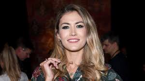 Siehe impressum german model / fitness model & tv personality and mommy ‍‍ based in dubai youtube.com/c/fionaerdmannofficial. Zum B Day Ruhrende Worte Von Fiona Erdmann An Tote Mama Promiflash De