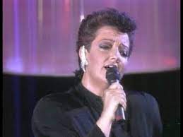 Amaya, la cantante antes integrante de Mocedades, canta “Tengo miedo de la  luna” - YouTube