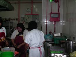 Membersihkan bekalan ment ah untuk dimasak Tugas Pengurus Kantin Restoran Perniagaan Katering Restoren Halaman 2