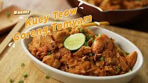 This dish is popular in many southeast asian countries like malaysia and singapore and it's one of the most indulgent dish for. Asmr Kuey Teow Goreng Tomyam Style Orang Bujang Memang Sedap Icookasia Youtube
