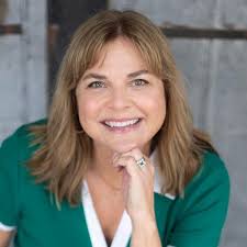 Paula Mathias's Instagram, Twitter & Facebook