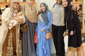 Pernikahan keduanya ternyata terpaut usia yang cukup jauh. Kini Papanya Kawin Dengan Gadis Lebih Muda 45 Tahun Dan Mamanya Dinikahi Bule Belanda Shireen Sungkar Dan Zaskia Sungkar Berusaha Ikhlas Usai Orang Tuanya Cerai Itu Stres Banget