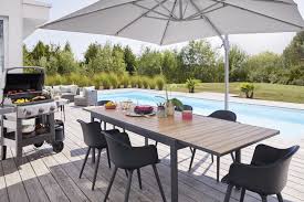Pour Les Grandes Tablees On Choisit Le Mobilier Adapte Une Table Extensible Qui Trouvera Parfaitemen En 2020 Table A Manger Bricolage Fauteuil Jardin Table De Jardin
