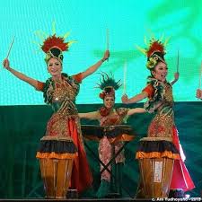 Jaipong lahir dari sosok seniman kreatif dan bertangan dingin h suanda pada tahun 1976 di karawang, jawa barat.tarian ini sering. Tari Jaipong Rampak Kendang Wanoja Dari Jawa Barat Cultural Dance Traditional Dance People Of The World