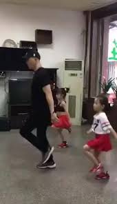 Menina dançando dança da manivela (namorado atormentado). Fantastic Video Em 2021 Videos De Danca Criancas Dancando Diversao Para Criancas