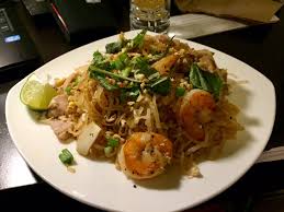 Kala itu ramsay coba membuat pad thai untuk para biarawan di sebuah kuil thailand di inggris. Nelson Chin Nelchinson Twitter