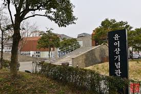 조국이 외면한 천재 음악가 '윤이상 기념관' | 통영여행