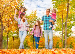Feliz Joven Papa De La Mama De La Familia Y Tres Ninas Caminan Juntos En El Parque Otono Juntos Tomados De La Mano Y Llevar A Los Mas Pequenos Fotos Retratos Imagenes