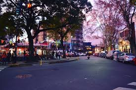 Plaza Serrano En Palermo Buenos Aires Gran Lugar Para Pasear Por La Tarde Encontraran Muchos Productos Artesanales En Los Pues Street View Scenes Landmarks