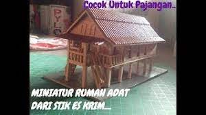 Selain mengasyikan kerajinan tangan dari stik es krim memiliki banyak sekali kegunaannya, diantaranya bisa dibuat untuk hiasan, tempat smartphone, dan sebagainya. Miniatur Rumah Adat Dari Stik Es Krim Youtube
