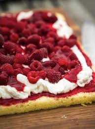 Gateau A La Vanille Dans Une Plaque Et Garniture A La Framboise Recette En 2020 Recette Dessert Recette Gateau Et Gateau A La Vanille