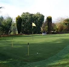 Wir bieten ihnen auf erholsames arbeiten im garten mit dem kniestuhl zum günstigen preis ohne knieschmerzen, egal ob einfach nur zum pflanzen im beet oder beim. Mein Golfspiel Ich Bin Mal Kurz Im Garten Eine Runde Golf Spielen Welt