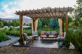 Pour les articles homonymes, voir rondin. Construire Une Tonnelle En Bois Les Bonnes Pratiques M6 Deco Fr