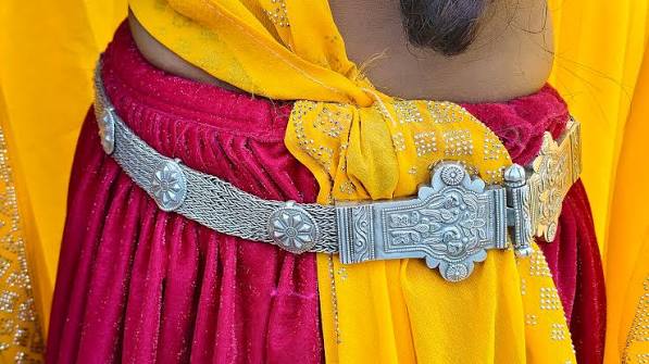 चित्र:Traditional silver waist belt worn by a Bhil community woman, Jhabua, Madhya Pradesh, India.jpg - विकिपीडिया