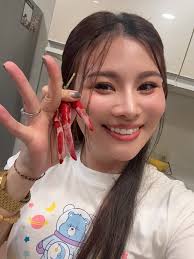 這群人董仔- 購物籃是用拉的超酷！！ #照片身高175 #馬來西亞#吉隆坡#超商#董仔#IG @donehannah 🔷23號我們在馬來西亞參加「  Web TV Asia」頒獎典禮，晚上18:00星光大道，