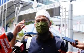 Ebit lew bergambar bersama keluarganya ketika sambutan tahun baru cina semalam. 5a1yyxxwohngqm