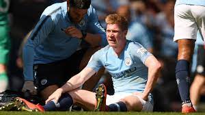 De bruyne appeared to be holding his leg as he was replaced on the hour mark at the etihad stadium, where kyle walker also came off with a suspected injury. Manchester City In Sorge Kevin De Bruyne Mit Knieverletzung Ausgewechselt Goal Com