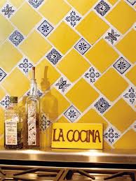 Love The Diagonal Design Solid Color With Smaller Blue And White Tiles Of Different Designs I Cocinas Con Mosaico Cocinas De Estilo Mexicano Cocinas Azulejos