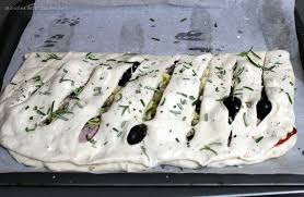 Si Vous Decidez Comme Moi A 17h30 De Preparer Une Fougasse Pour Le Soir Je Vous Conseille Vivement Cette Recette De Vale Fougasse Aperitif Sympa Romarin