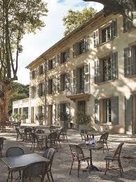 Domaine Viticole De Fontenille Un Hotel Restaurant Au Charme Xviiieme Maison En Provence Deco Terrasse Exterieure Maison De Maitre
