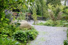 Sehnsucht Nach Wilder Romantik In Einem Naturgarten Entstehen Keine Gestylten Perfekten Bilder Wie Sie Hochglanz Magazi In 2020 Naturgarten Garten Restaurant Garten