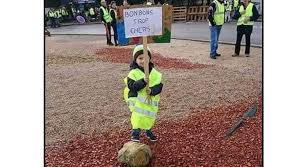 Pour apaiser la colère des gilets jaunes, le gouvernement a annoncé l'arrivée d'un grand débat national. Gilet Jaunes 20 Images Droles Et Insolites De La Mobilisation Auto Moto Magazine Auto Et Moto