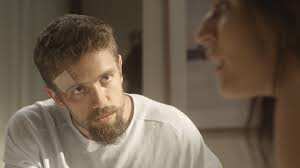 César conta para Carol que Mario e Alice continuam juntos