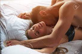 セックスをしているカップル。ベッドの恋人たちの写真素材・画像素材 Image 91473513