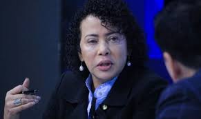 Otros que van despedidos o no Presi Nayib Bukele El clan de Carolina  Recinos (hermanos): 📌 Susana Recinos: ganó el contrato para operar la  cafetería interna de Hacienda. 📌 Herbert Recinos: gerente