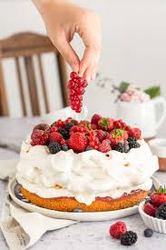 Pavlova Torte Mit Zitronencreme Und Beeren Ina Isst Rezept In 2020 Zitronen Creme Zitronencreme Pavlova